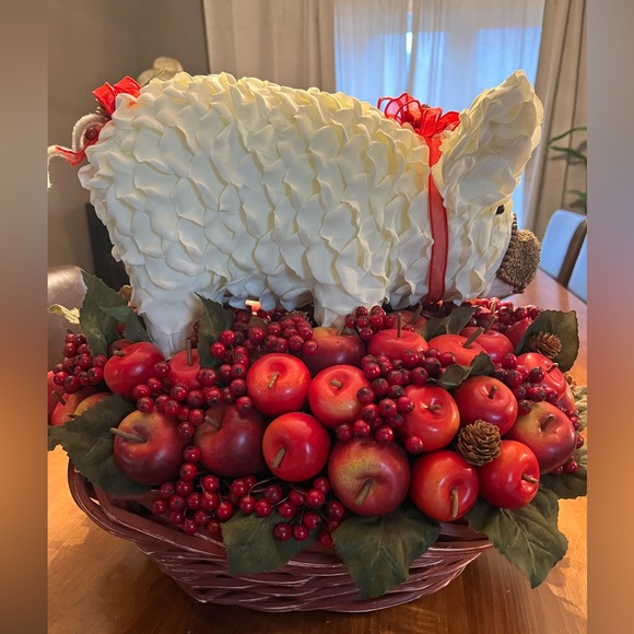 Vintage XL Artisan Rose Petal Christmas Pig in festive basket Faux Floral - Picture 13 of 16